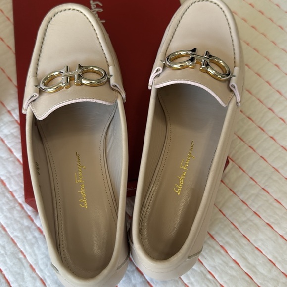 SALVATORE FERRAGAMO ROLO LOAFERS SHOE SZ 6 1/2 gently used excellent condition - Picture 8 of 11